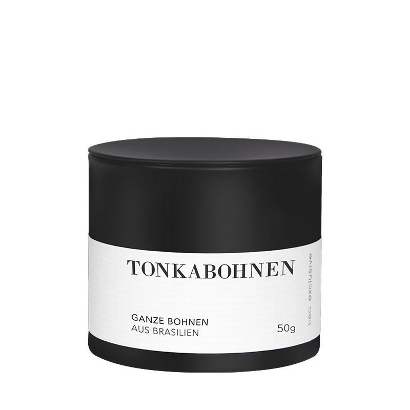 Schwarzer Behälter mit weißem Etikett. Aufschrift: TONKABOHNEN, GANZE BOHNEN AUS BRASILIEN. 50g. Logo: tea exclusive.