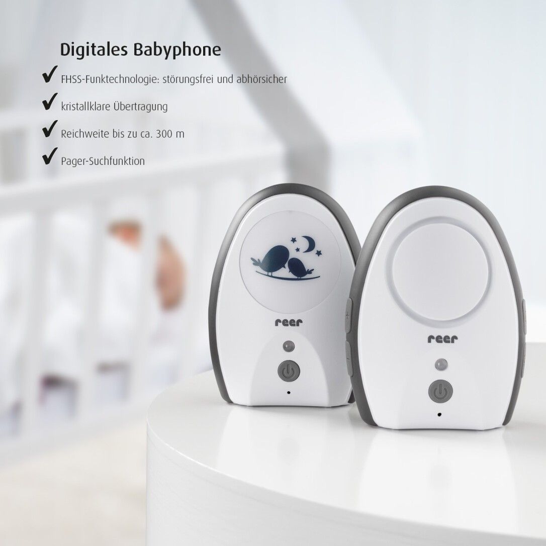 Babyphone Rigi Digital. Zwei Geräte, weiß mit grauem Rahmen. Auf einem Gerät Vögel-Motiv. reer-Logo. Text: Digitales Babyphone.
