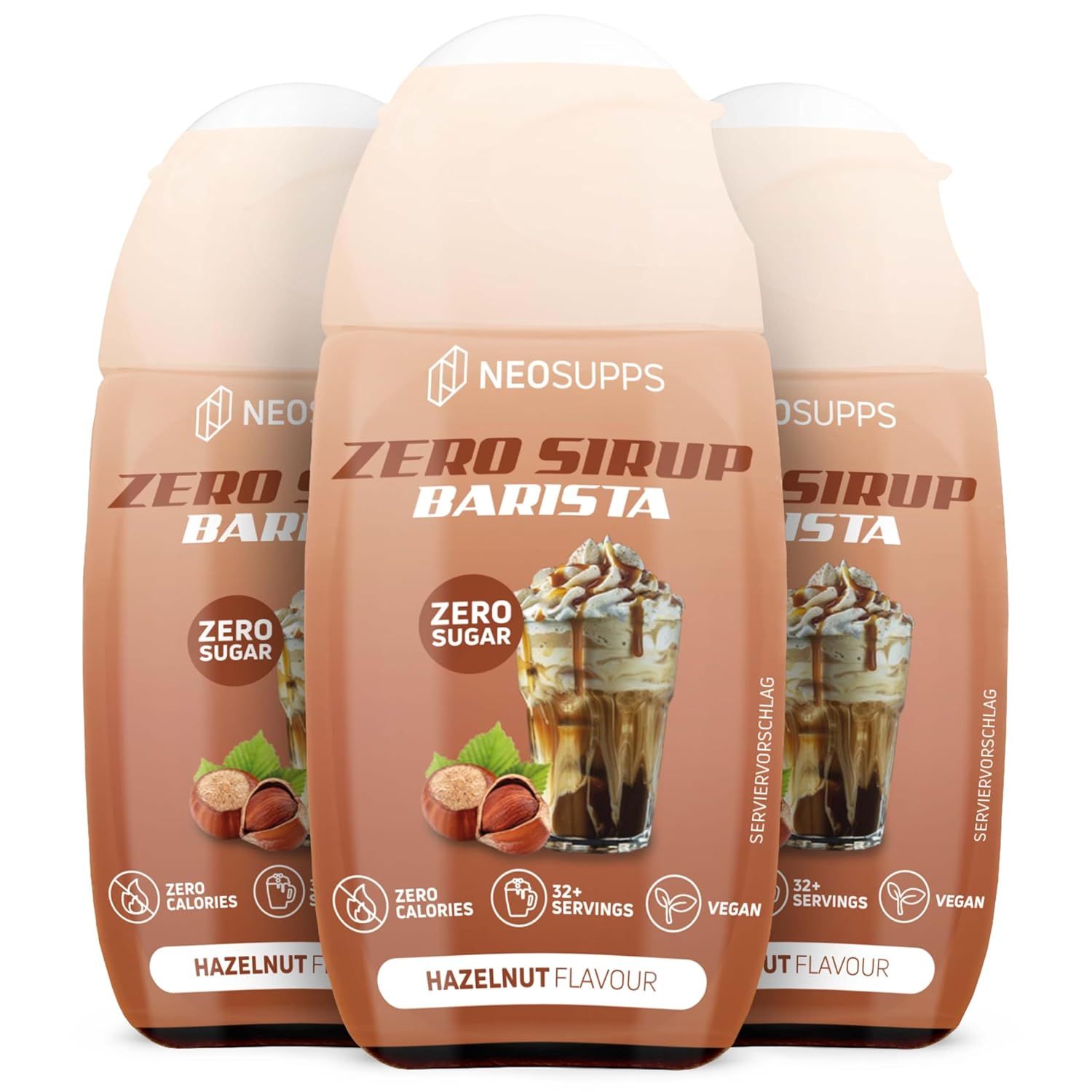 Drei Flaschen Neosupps Zero Sirup Barista, Hazelnut Flavour. Braune Flaschen mit weißem Deckel. Text: Zero Sirup Barista, Hazelnut Flavour, Zero Sugar.