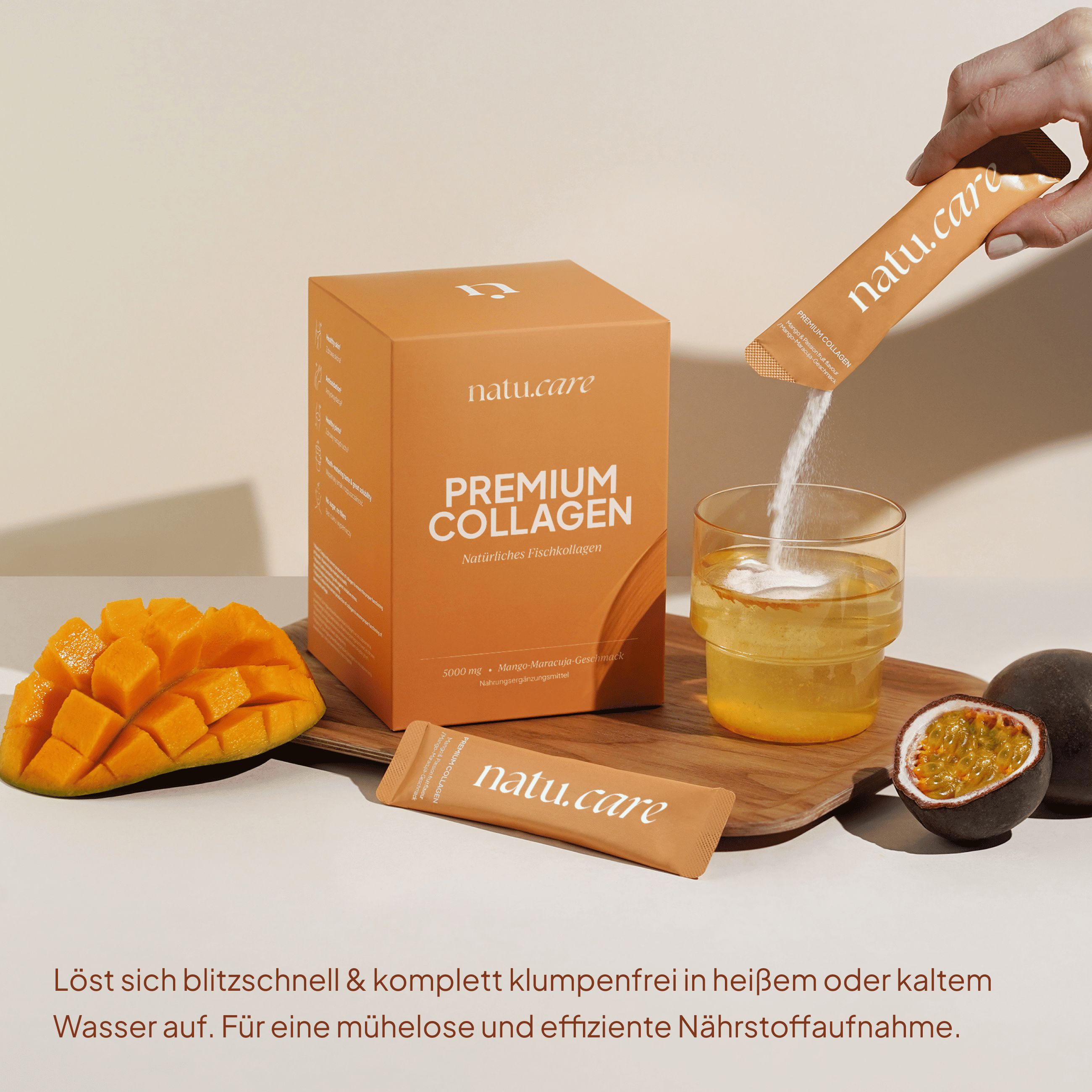 Produktbox, Beutel und Glas mit Flüssigkeit. Eine Hand gießt Inhalt aus einem Beutel in ein Glas.