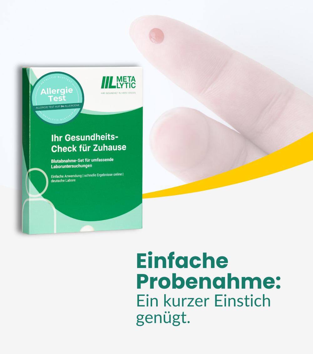 Finger mit Blutstropfen neben der Verpackung des MetaLytic Allergie Test XL. Text: Einfache Probenahme: Ein kurzer Einstich genügt.