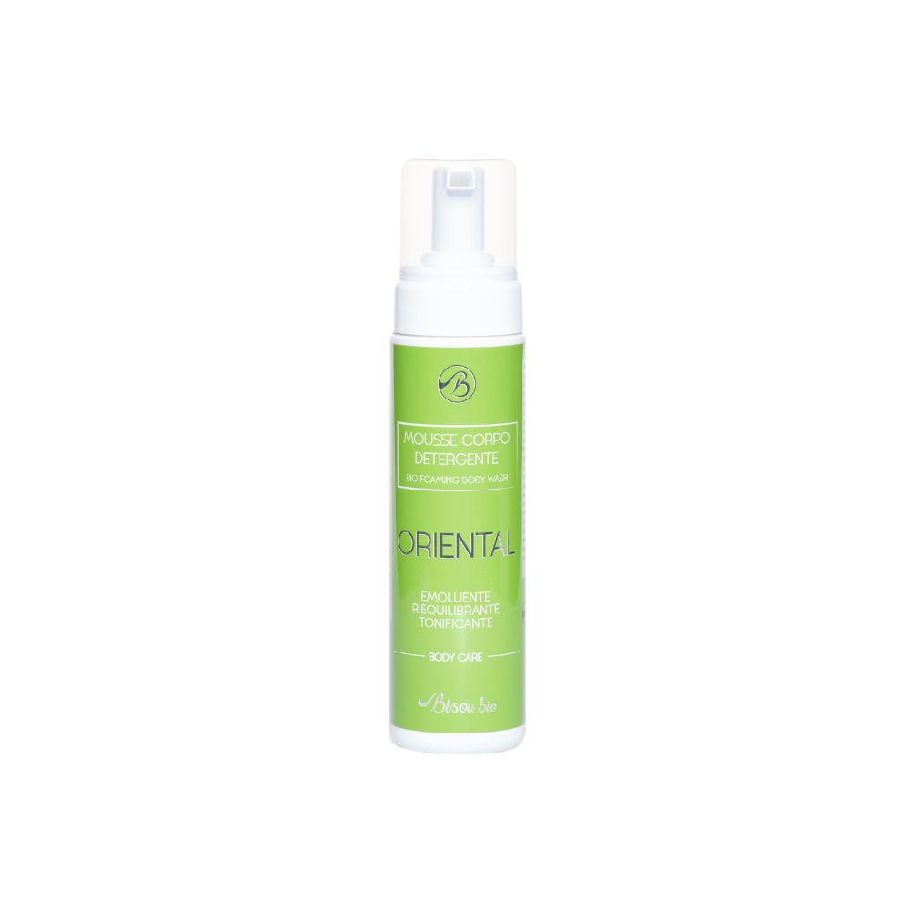 Flacone verde con erogatore bianco. Scritta: Mousse Corpo Detergente, Oriental. Marchio: BisouBio.