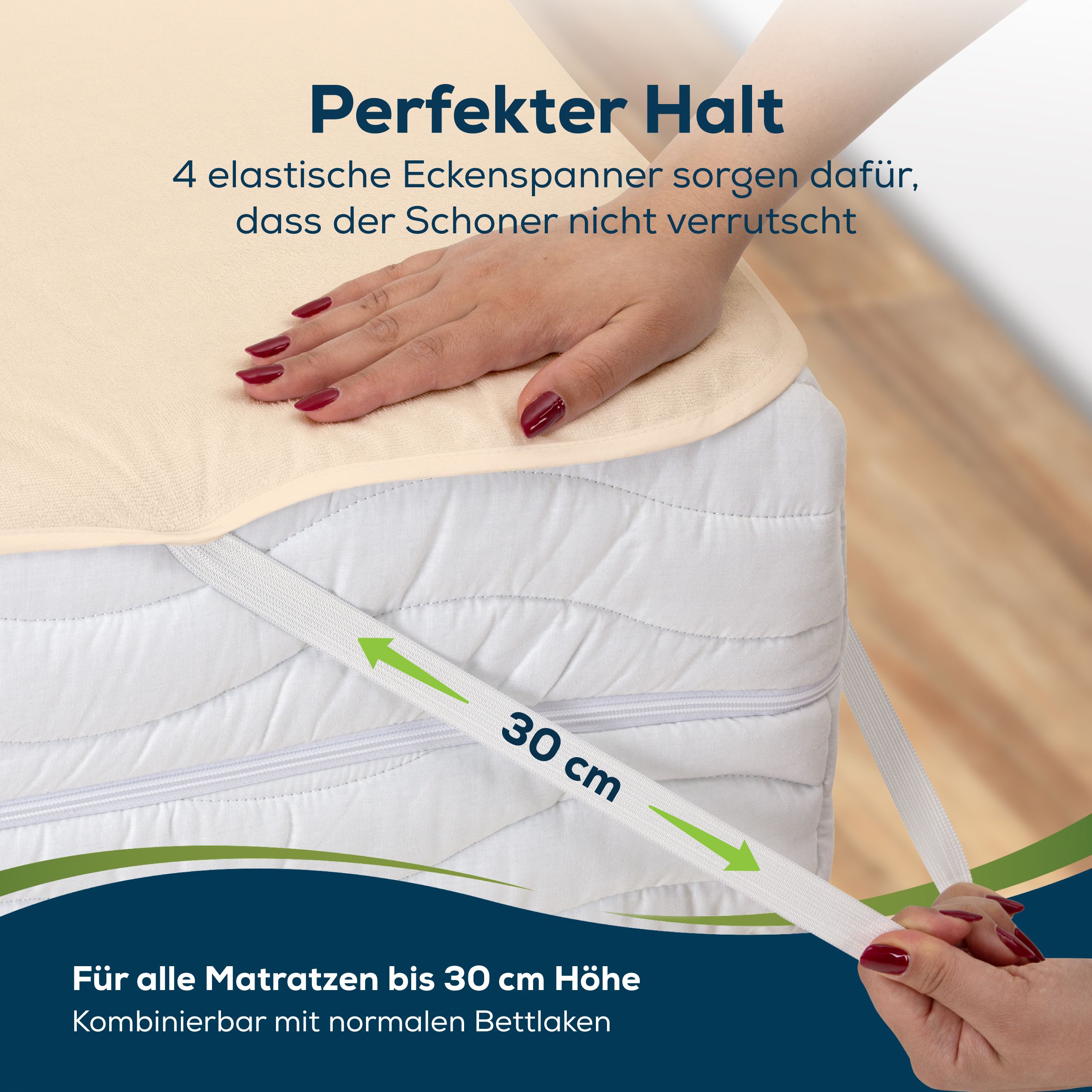 Hand befestigt Gummiband des Matratzenschoners an einer Matratze bis 30 cm Höhe.