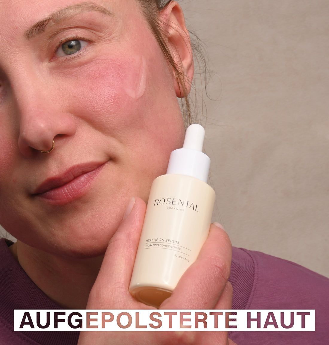 Frau hält eine Serumflasche. Aufschrift: Rosental Organics, Hyaluron Serum. Text: Aufgepolsterte Haut.