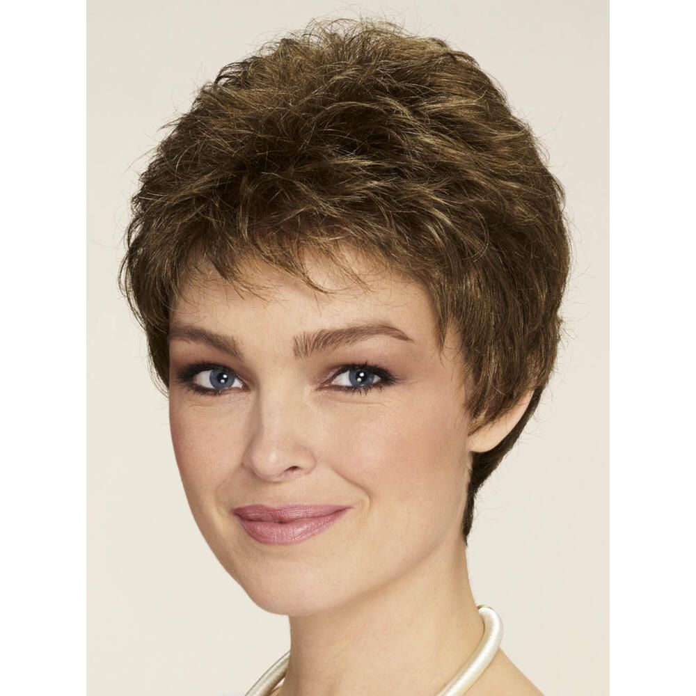 Kurzhaarperücke BREMEN von DELUXE. Braun-meliertes Haar, leicht gewellt. Frontalansicht einer Frau mit Perücke. Halskette.
