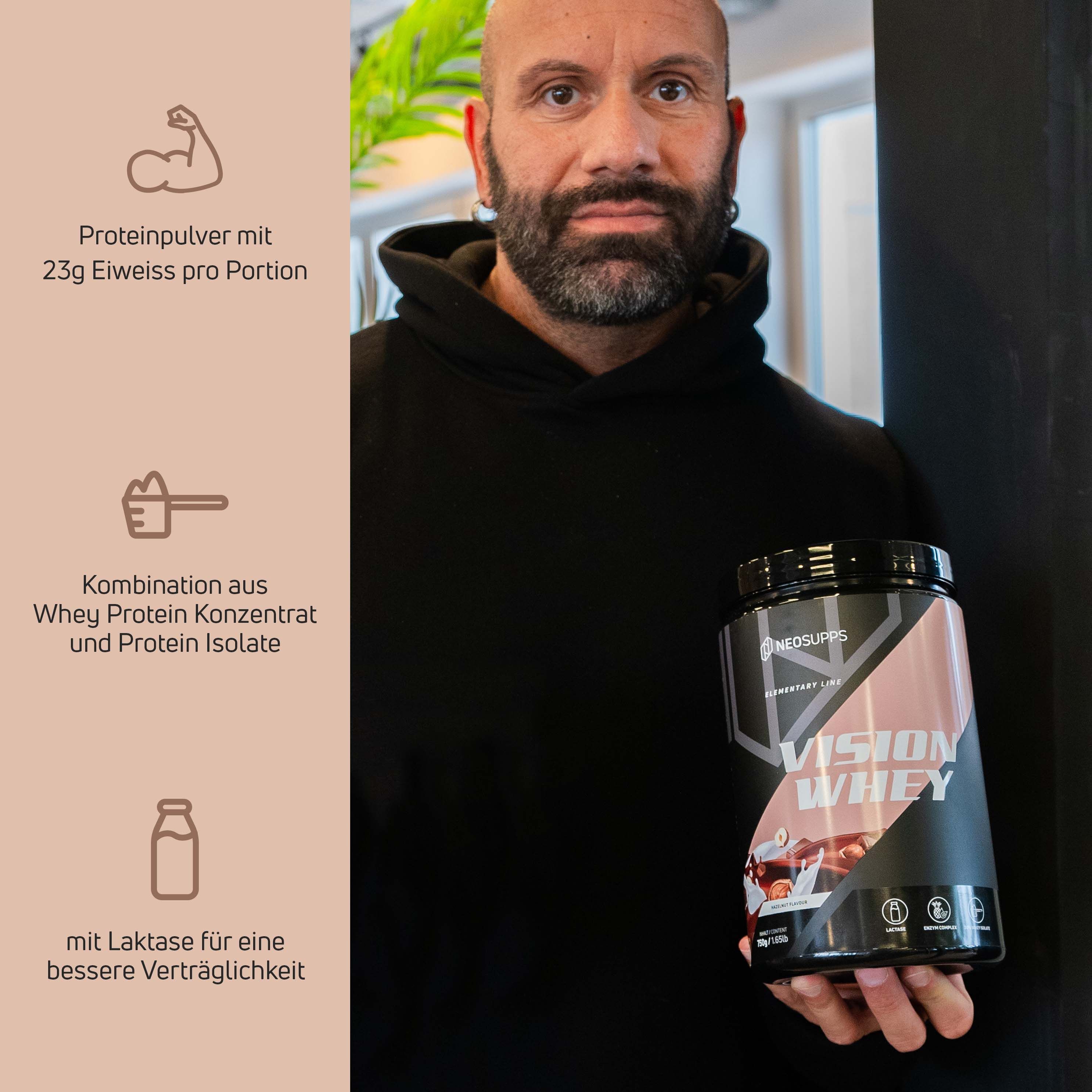 Mann hält Dose Vision Whey. Schwarze Dose mit rosa Akzenten. Text: Vision Whey, Neosupps. Aufschrift: 23g Eiweiß pro Portion.