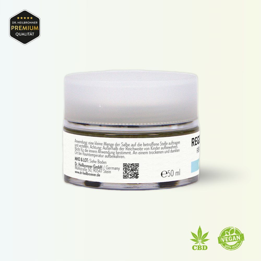 Glas mit weißem Deckel. Etikett mit Text: Regenerations-Salbe. Text: e50 ml. QR-Code. Logo: Premium Qualität. Vegan-Logo. CBD-Logo.