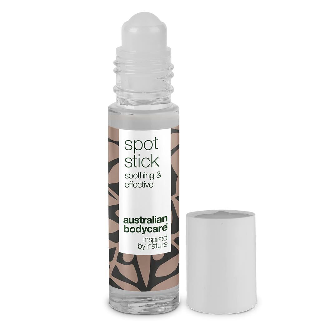 Klarer Spot Stick mit Roll-on-Applikator. Weißer Deckel. Aufschrift: Spot Stick, Australian Bodycare.