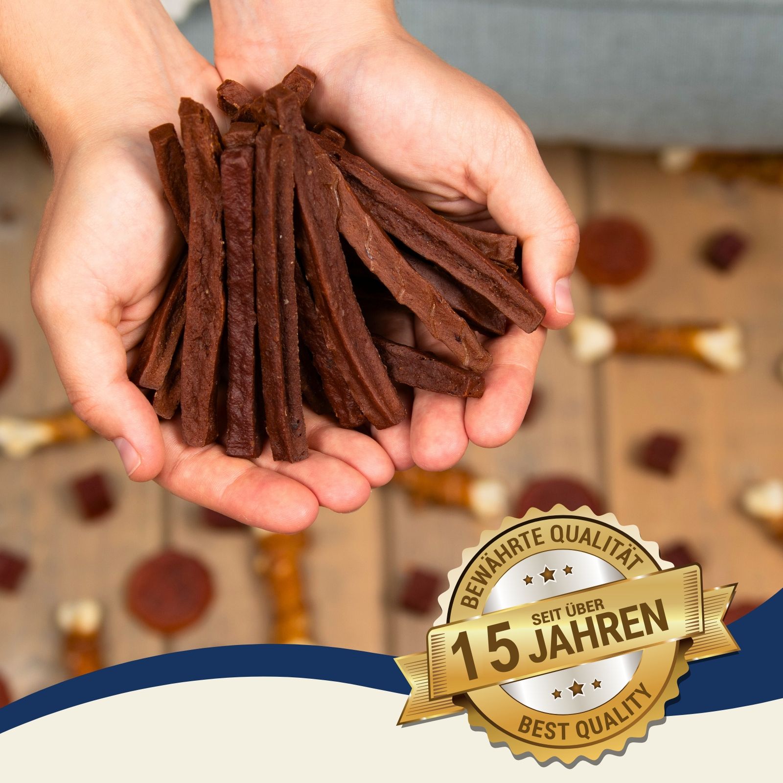 Hände halten eine Portion Hundeleckerlis, im Hintergrund ein Siegel 'Seit über 15 Jahren'.