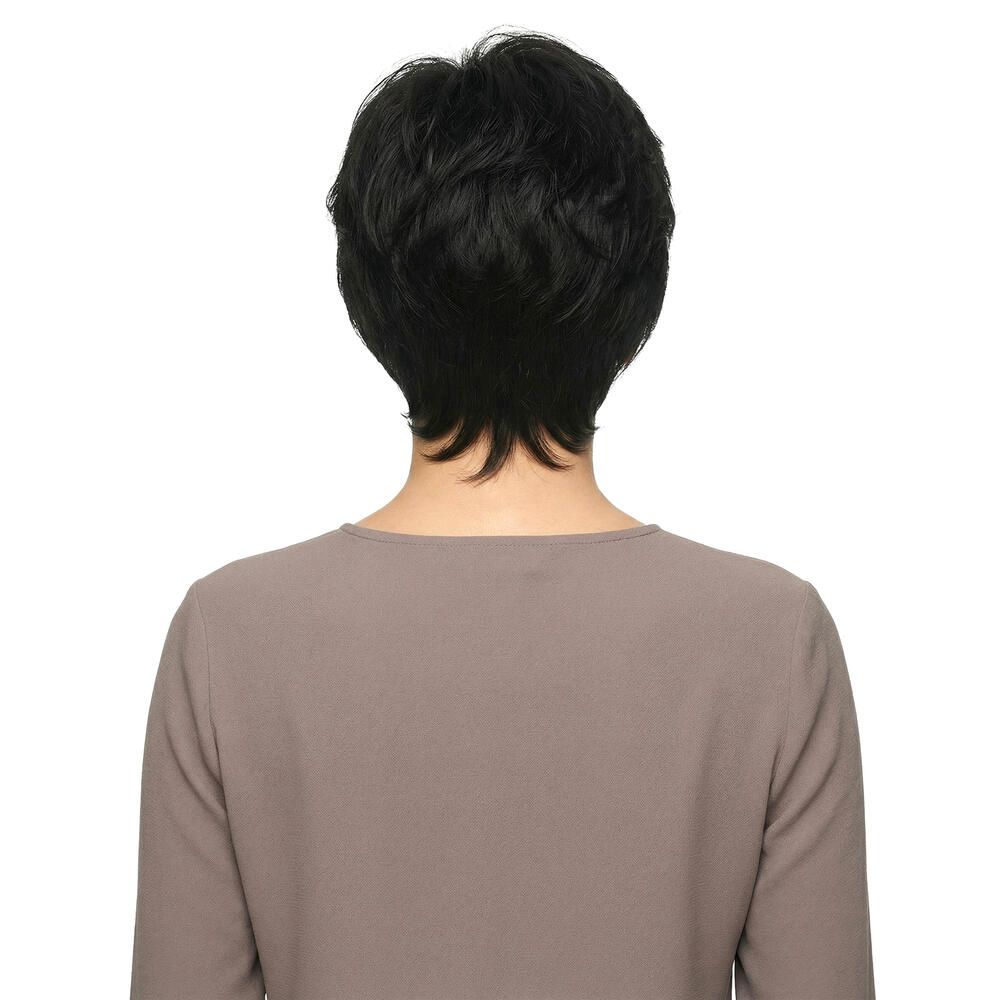 Kurzhaarperücke in Schwarz. Rückansicht einer Frau in beigem Oberteil. Haarschnitt mit kurzem Nacken.