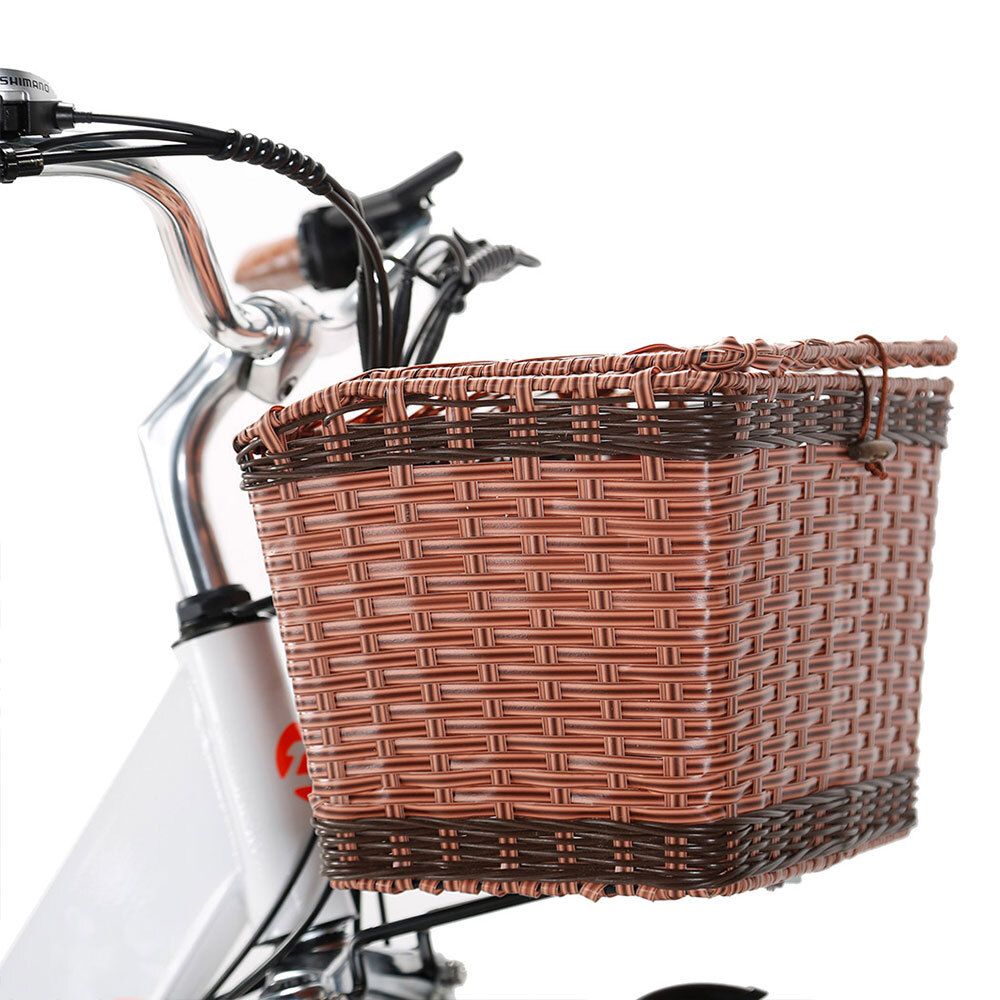 Nahaufnahme des Korbs eines Elektrofahrrads. Geflochtenes Design, braune Farbe, am Lenker befestigt.