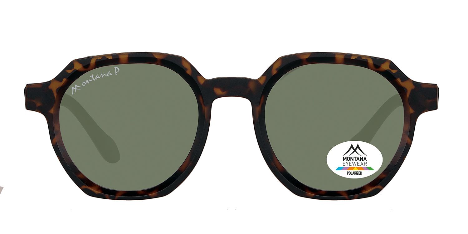 Sonnenbrille mit braunem Rahmen und grünen Gläsern. Auf einem Glas ist ein Aufkleber mit dem Logo von Montana Eyewear.