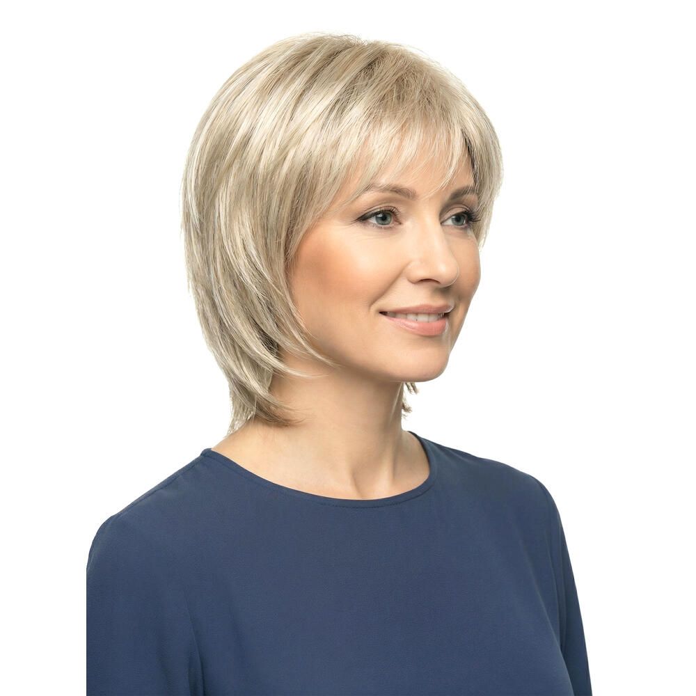 Kurzhaarperücke, hellblond, mit Pony, Dreiviertelansicht einer Frau. Die Perücke bedeckt den Kopf.