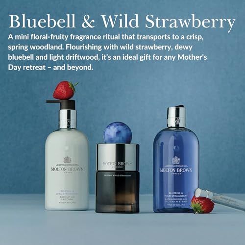 Drei Flaschen Molton Brown mit Erdbeere und Pflaume. Aufschrift: Bluebell & Wild Strawberry. Hintergrund: blau.