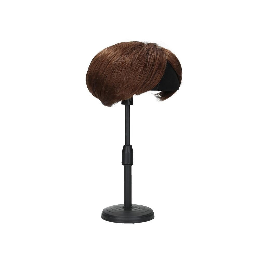 Braunes Haarteil auf schwarzem Ständer. Kurzes, gewelltes Haar. Ständer mit rundem Fuß und verstellbarer Höhe.