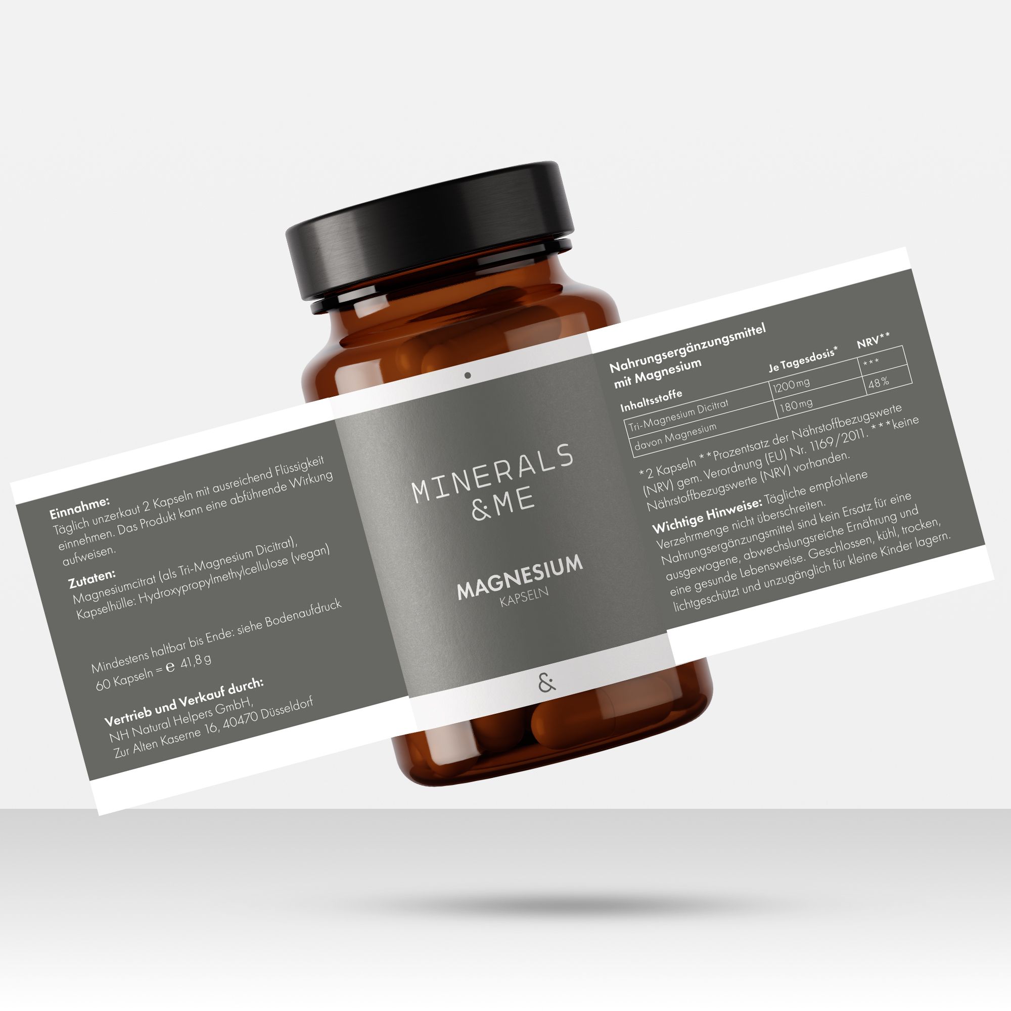 Braune Glasflasche mit "MINERALS & ME Magnesium Kapseln". Aufgeklapptes Etikett mit Nährwertangaben.