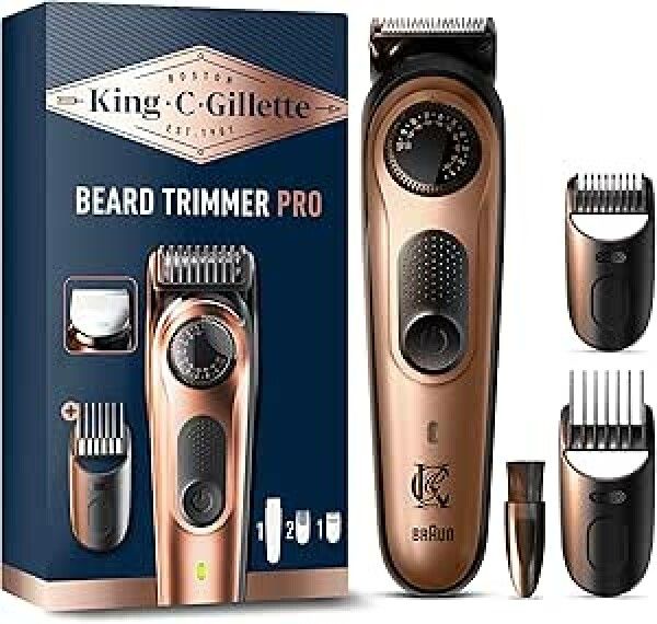 Barttrimmer Pro mit Zubehör und Verpackung. Goldfarbenes Gerät mit Präzisionsrad und Aufsätzen. Text: King C. Gillette, Beard Trimmer Pro.