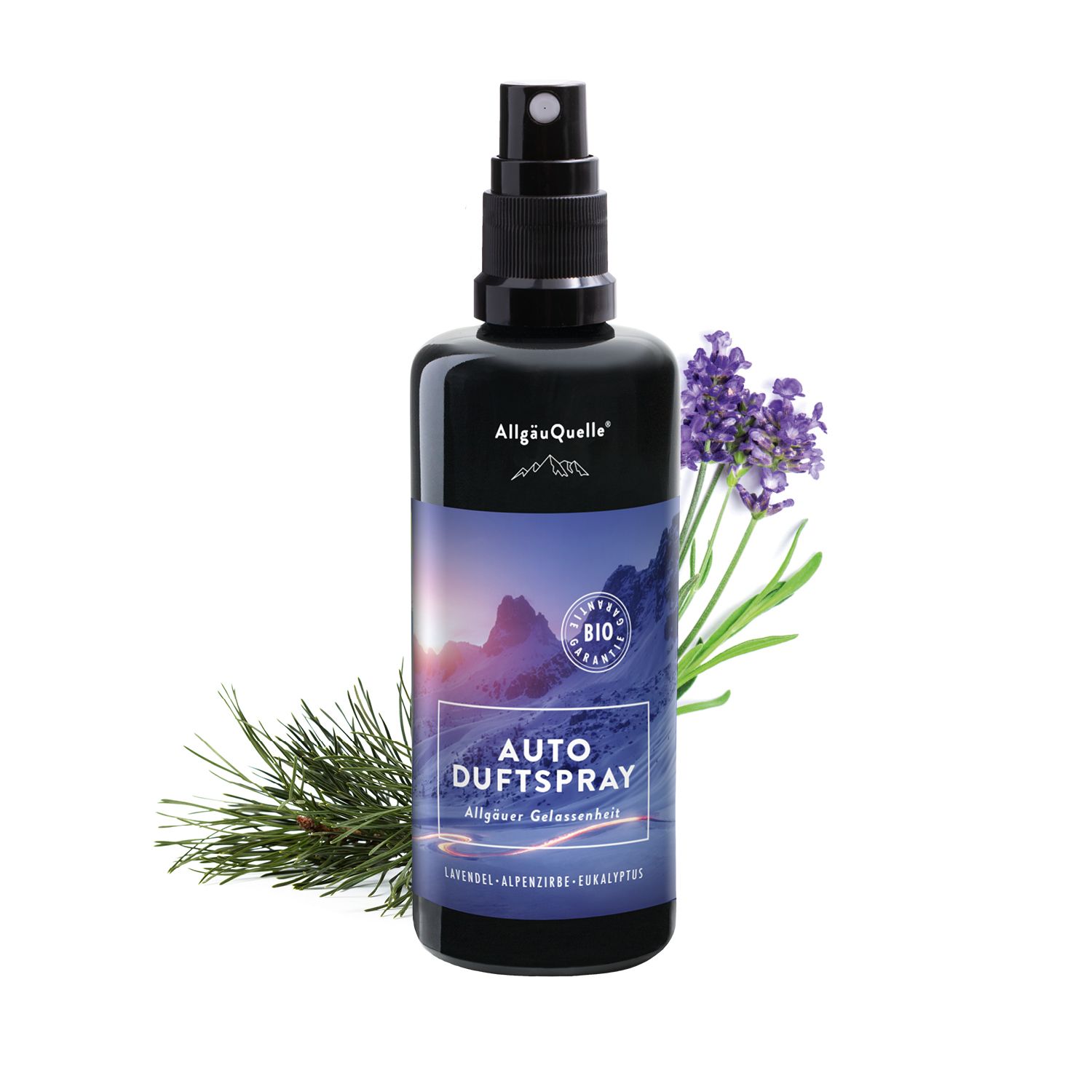 Schwarze Sprühflasche mit Etikett. Lavendel, Alpenzirbe und Eukalyptus. Bio-Zertifizierung. Neben der Flasche: Lavendel und Tannenzweig.