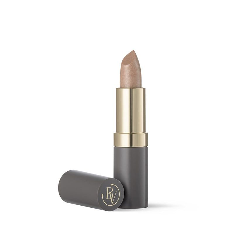 Un rossetto Bottega Verde, Rossetto protezione e colore, in un astuccio grigio con dettagli dorati. Il rossetto è parzialmente estratto, mostrando un colore chiaro e brillante. Il tappo è accanto. Il logo 'BV' è visibile sul tappo.