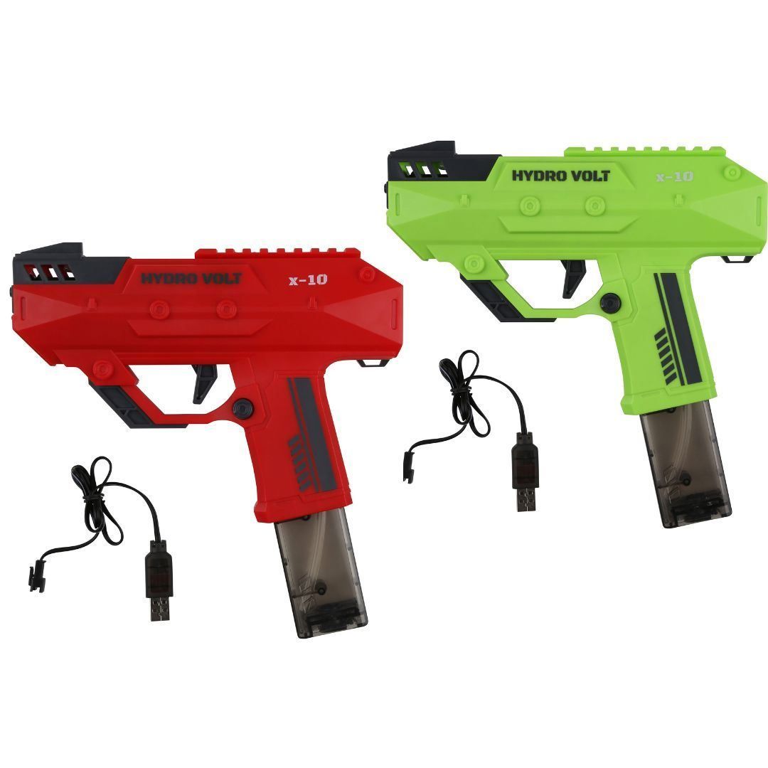 Zwei Wasserspritzpistolen, rot und grün, mit Akkus und USB-Ladekabeln. Aufschrift "HYDRO VOLT x-10".
