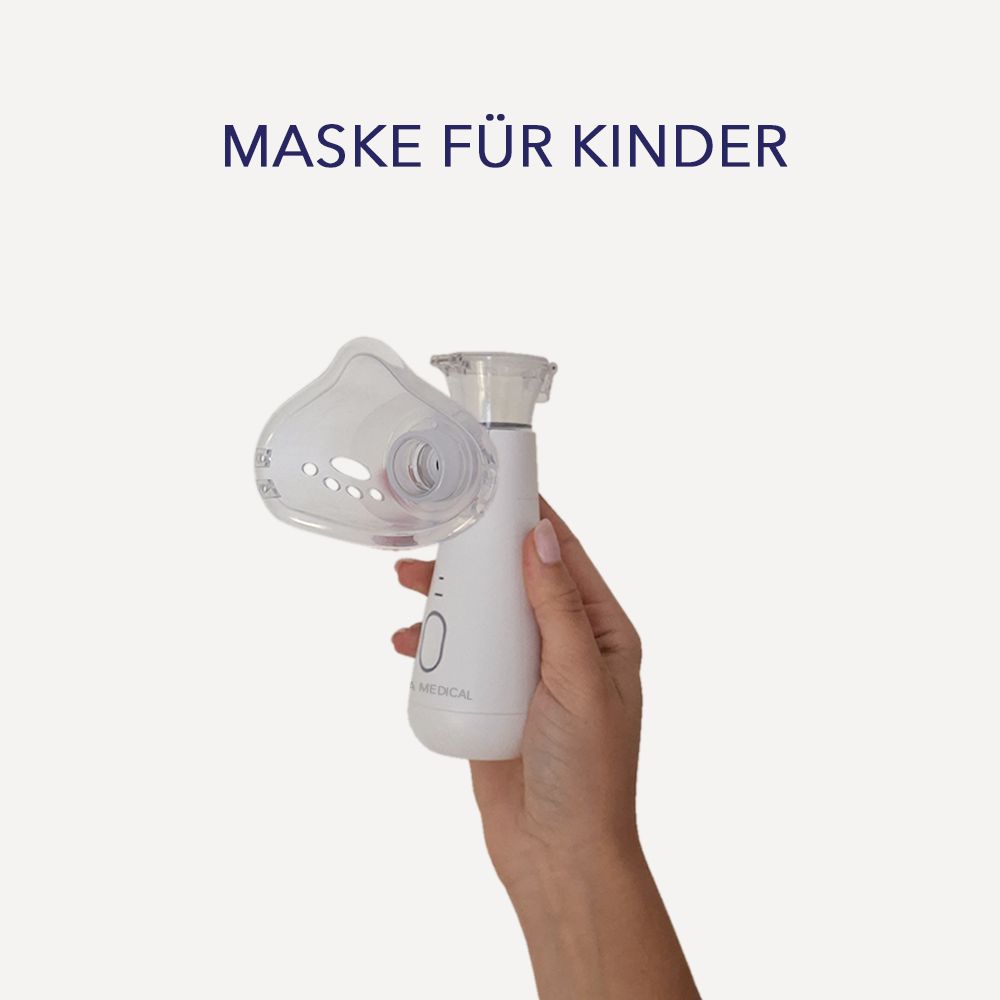 Eine Hand hält ein weißes Inhalationsgerät mit einer Kindermaske. Text: Maske für Kinder.
