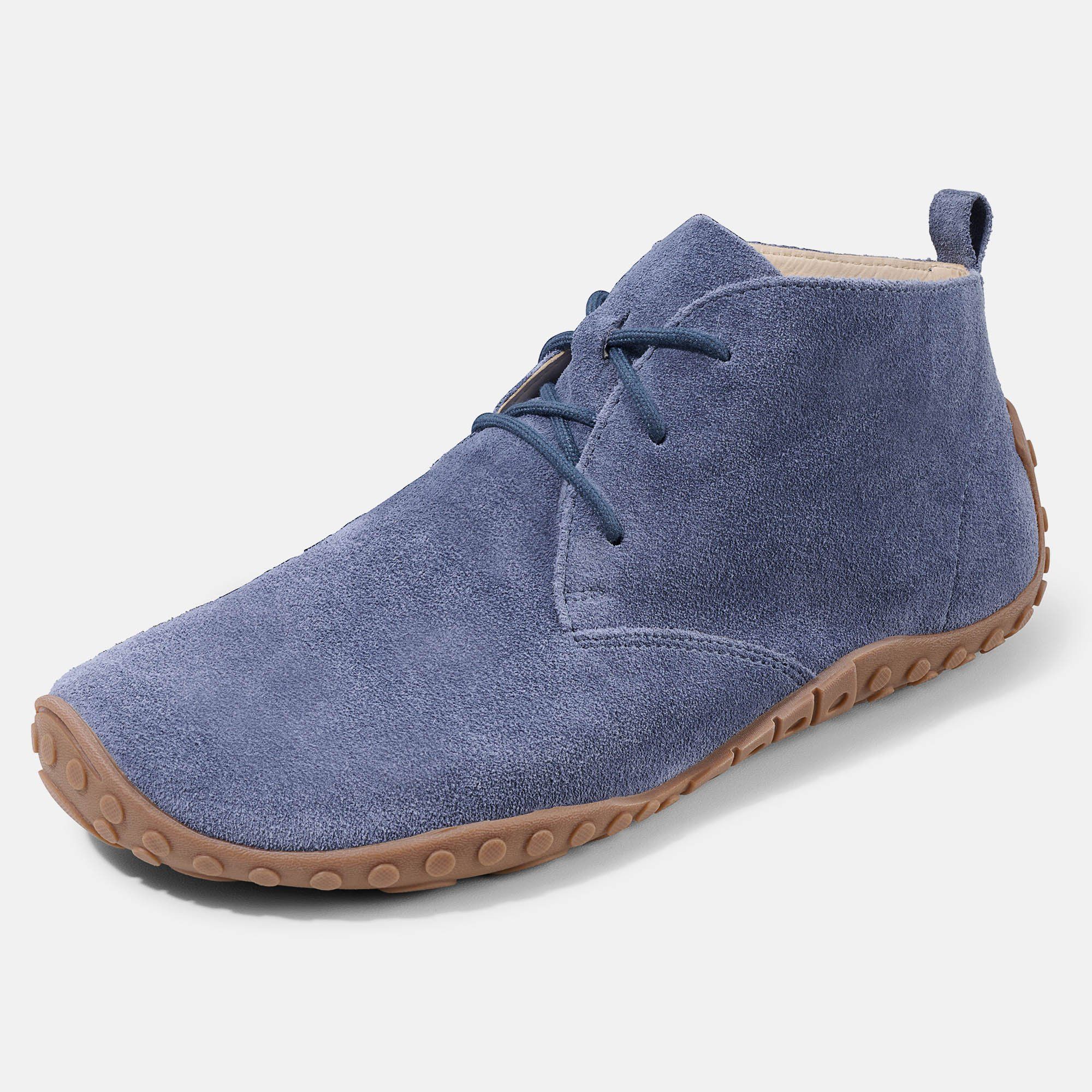 Blauer Stiefelette mit Schnürsenkeln und brauner Sohle. Obermaterial aus Wildleder. Ohne Hintergrund.