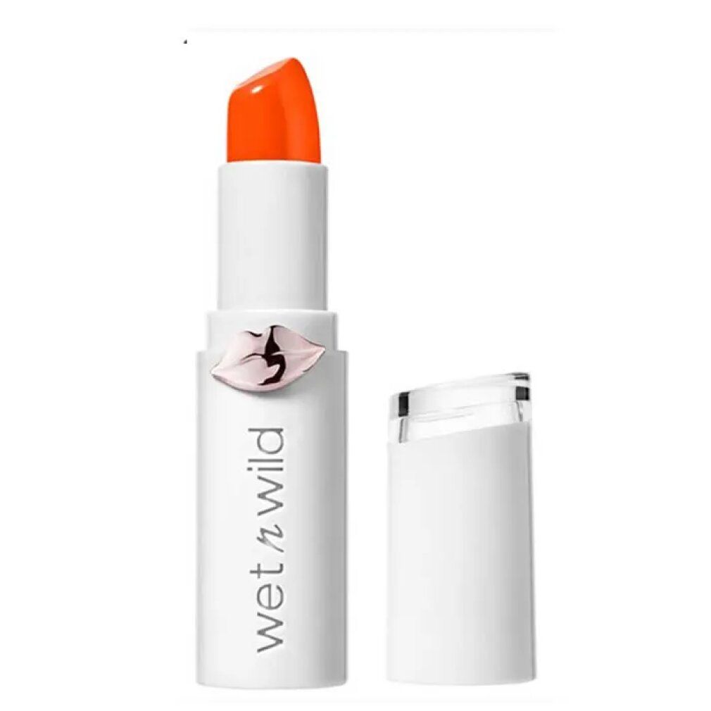 Weißer Lippenstift mit orangefarbener Spitze. Auf dem Stift steht "wet n wild". Der Deckel ist abgenommen.