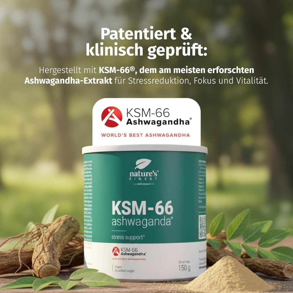 KSM-66 Ashwagandha Dose im Freien. Ashwagandha Wurzeln und Pulver daneben. Text: Patentiert & klinisch geprüft.