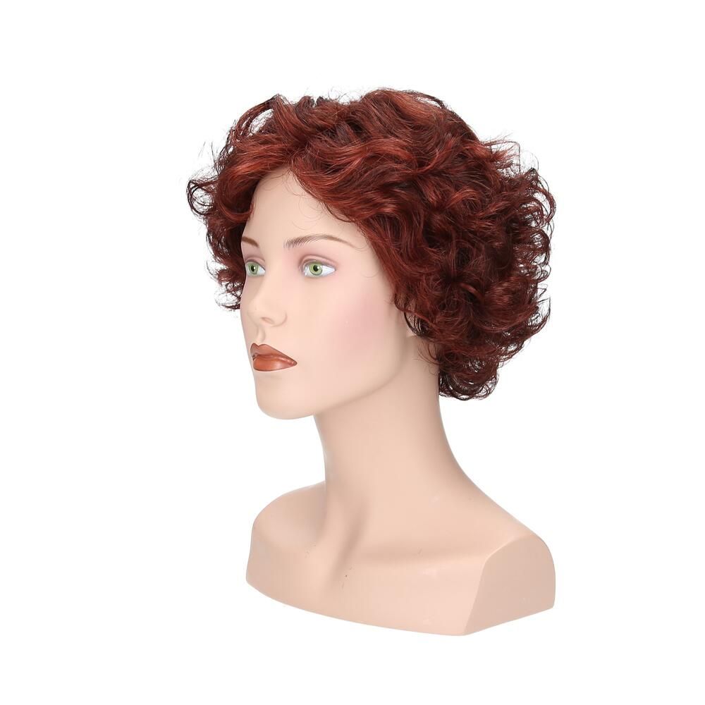 Perücke Maryna von Lofty, rotbraunes, lockiges Haar, auf einem Schaufensterkopf. Seitenansicht.