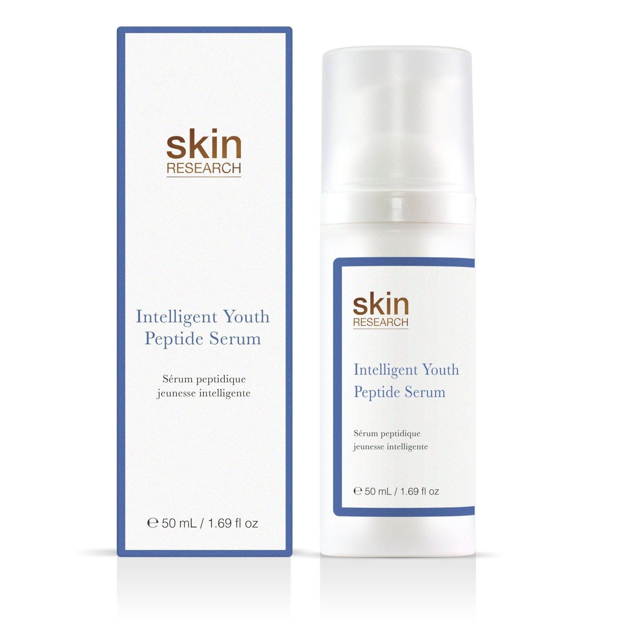 Produktflasche und Verpackung. Aufschrift: Skin Research, Intelligent Youth Peptide Serum, 50 ml / 1.69 fl oz. Blaue Akzente.