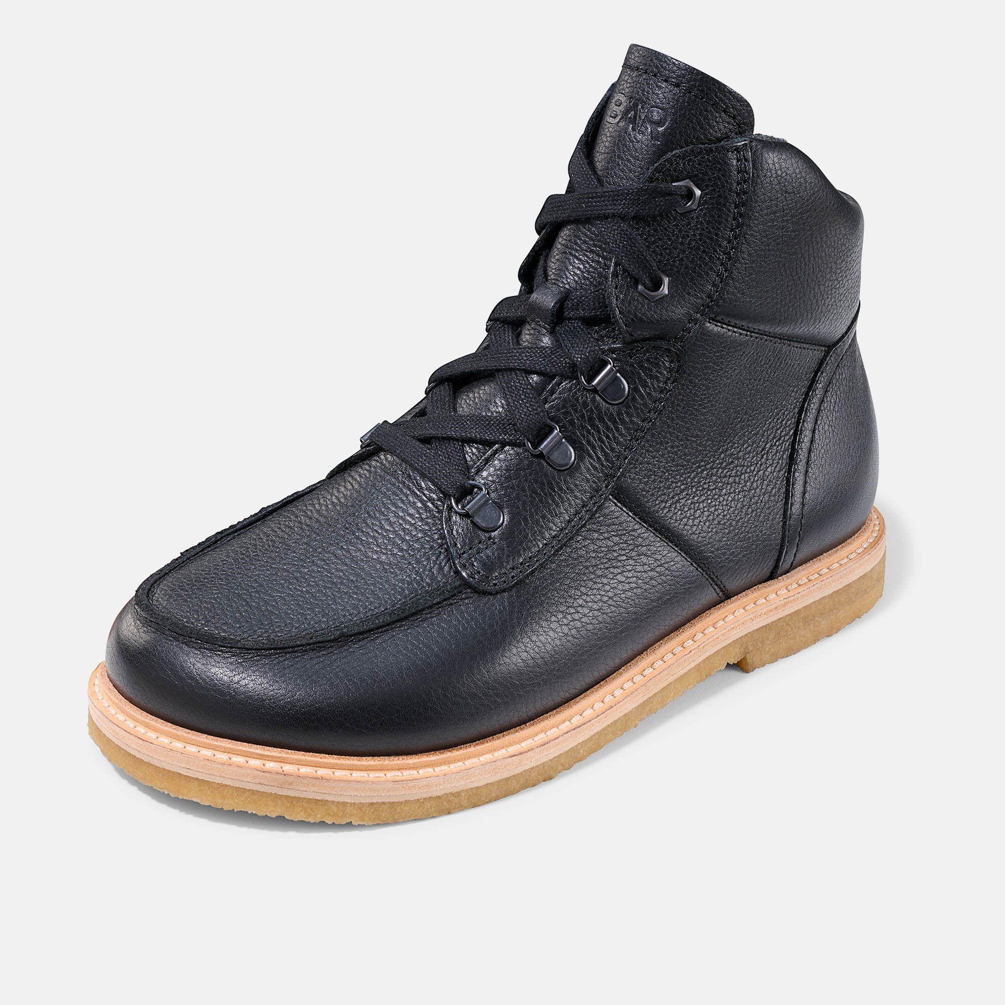 Schwarze Stiefelette mit Schnürung und heller Sohle. Lederoptik. Schuh leicht schräg gestellt.