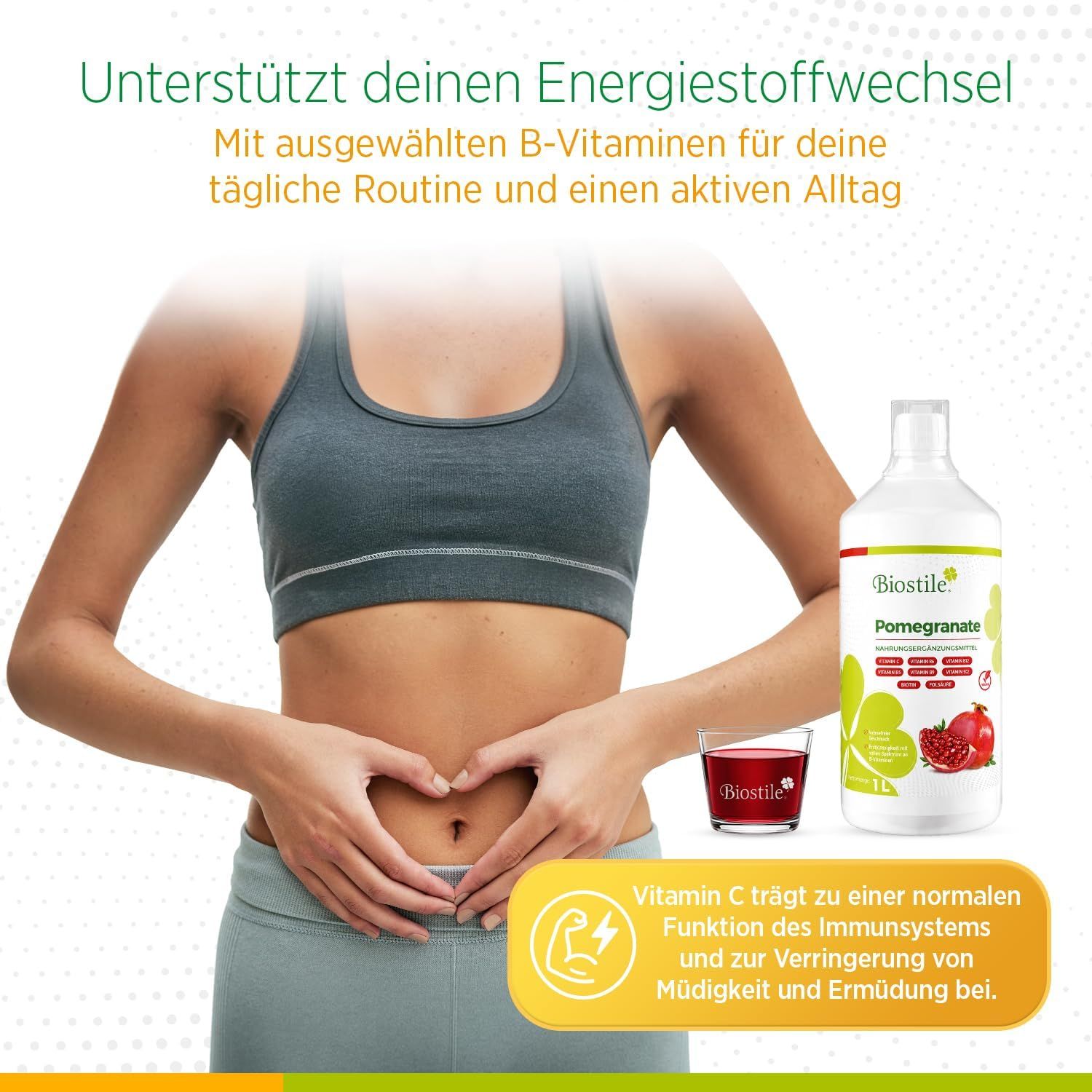 Frau mit Händen in Herzform auf dem Bauch, daneben eine Flasche und ein Glas mit Granatapfelsaft.