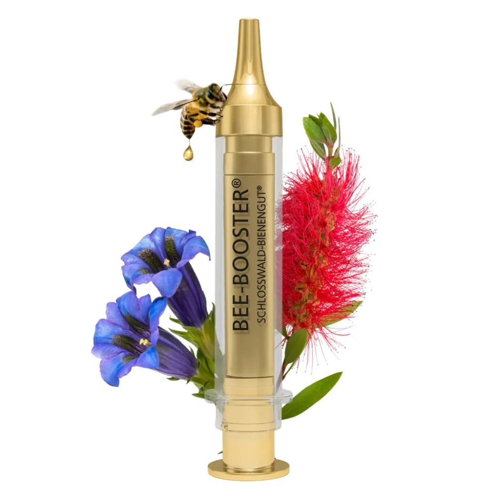 Goldfarbene Spritze mit Text BEE-BOOSTER® und Schloßwald-Bienengut®. Umgeben von Blumen und einer Biene.