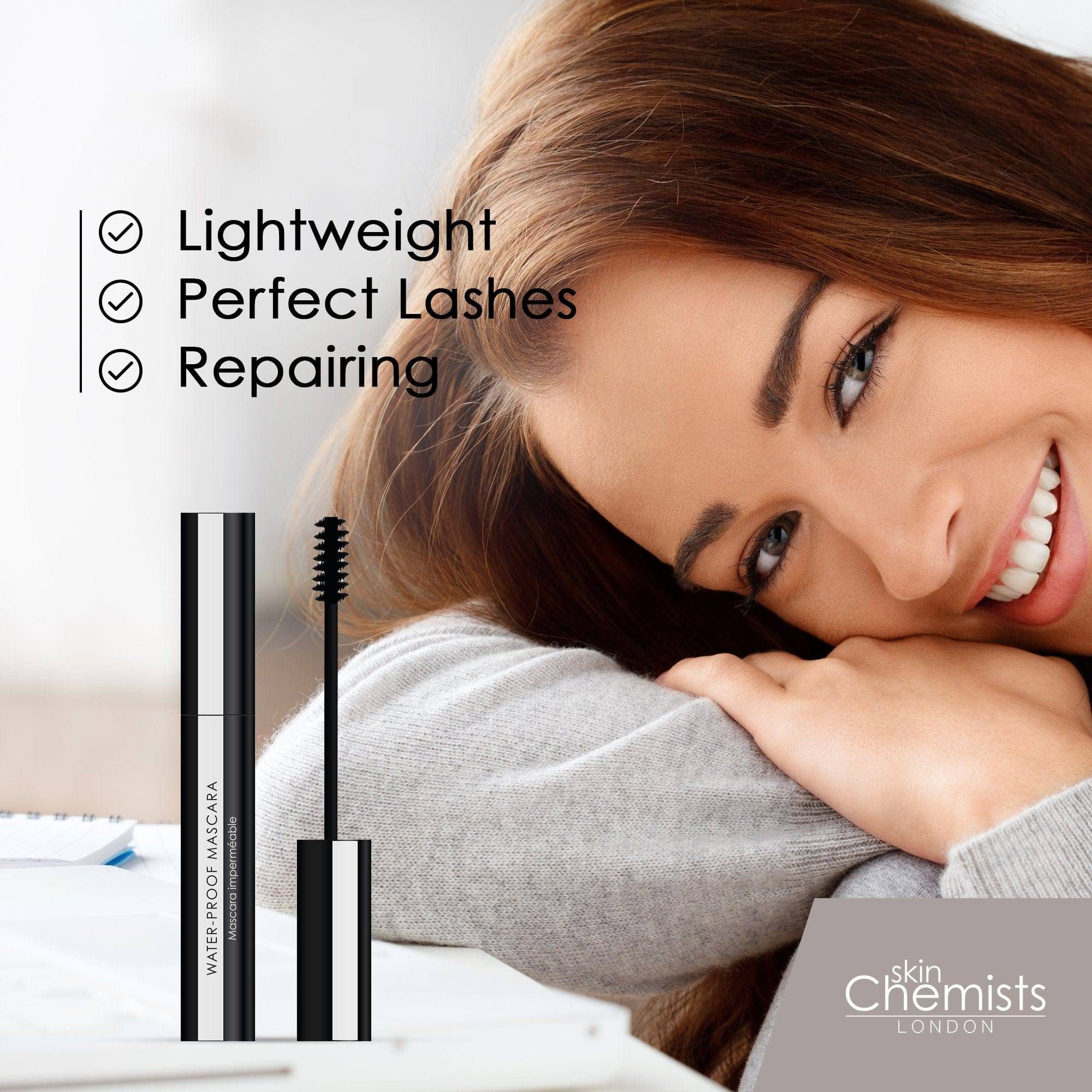 Frau lächelt. SkinChemists Wasserfeste Mascara. Eigenschaften: leicht, perfekte Wimpern, reparierend. Produkt und Bürste.