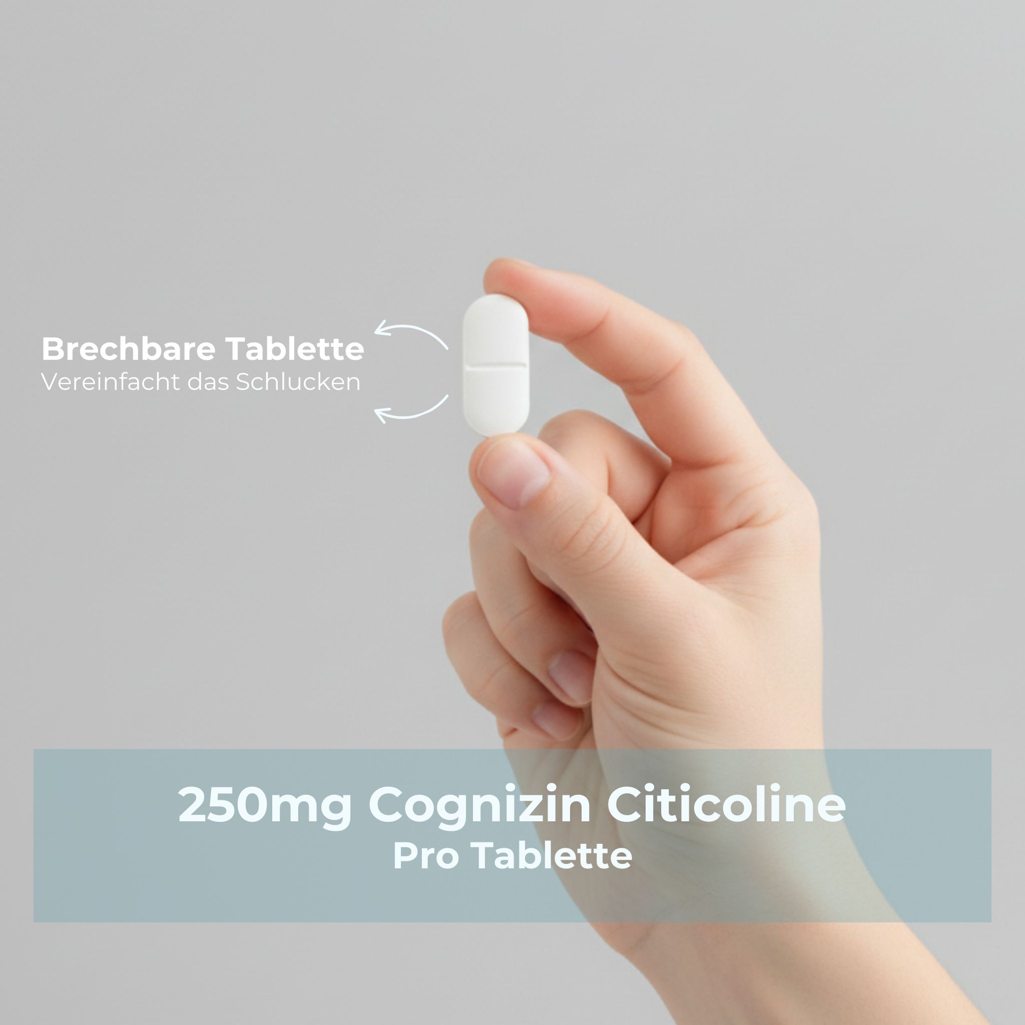Hand hält eine teilbare, weiße Tablette. Text: 250mg Cognizin Citicoline pro Tablette. Vereinfacht das Schlucken.