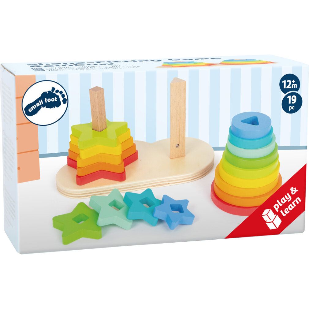 Verpackung des Holz-Steckspiels. Enthält Stern- und Ringformen in Regenbogenfarben. Mit Logo 'small foot' und Altersangabe 12m+.