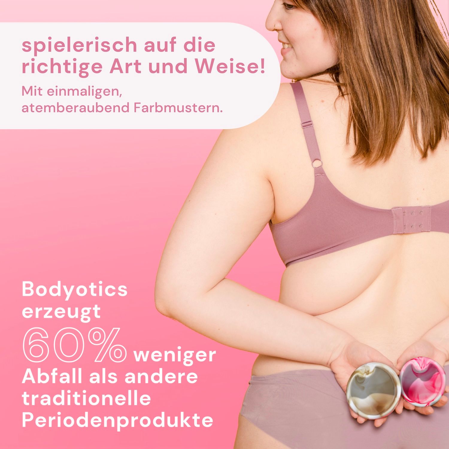Rückansicht einer Frau, die zwei Menstruationsscheiben hält. Text über weniger Abfall im Vergleich zu anderen Produkten.