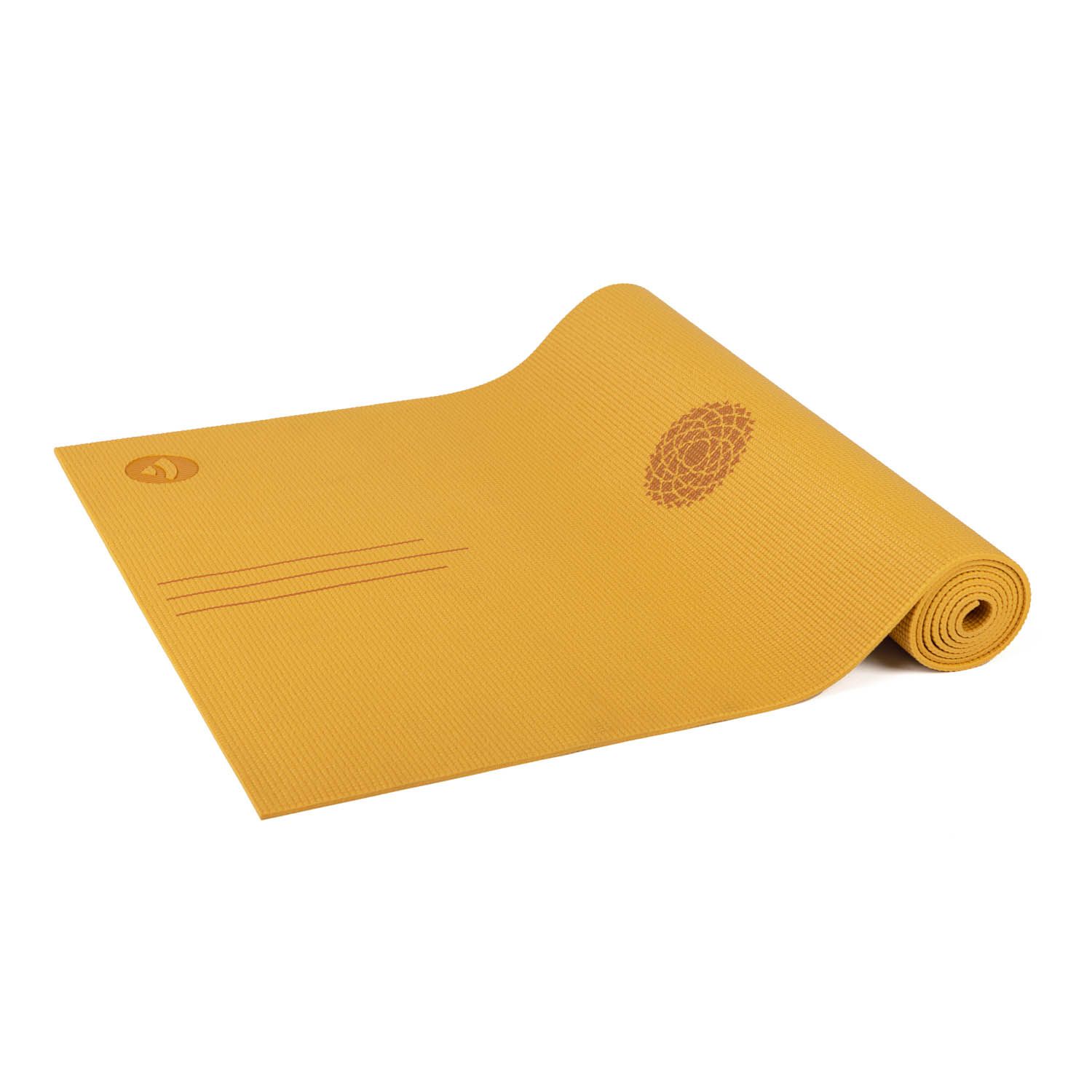 Gelbe Yogamatte, teilweise gerollt. Logo und Chakra-Symbol. Braune Linien, weißer Hintergrund.