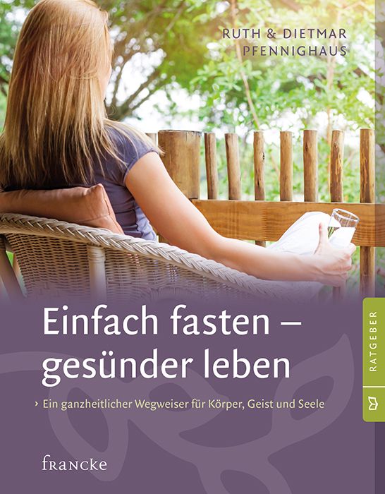 Buchcover mit Titel "Einfach fasten - gesünder leben". Frau sitzt im Freien, hält Glas. Autoren: Ruth & Dietmar Pfennighaus. Verlag: Francke.