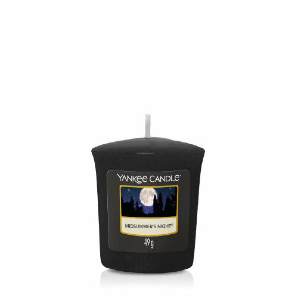 Schwarze Kerze mit Etikett. Aufschrift: Yankee Candle, Midsummer's Night, 49g. Abbildung: Mond über Wald.