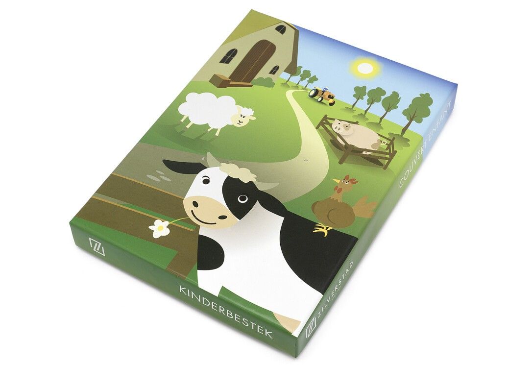 Verpackung für Kinderbesteck. Bauernhof-Illustration mit Kuh. Text: Kinderbesteck. Grün-gelbe Farbgebung.