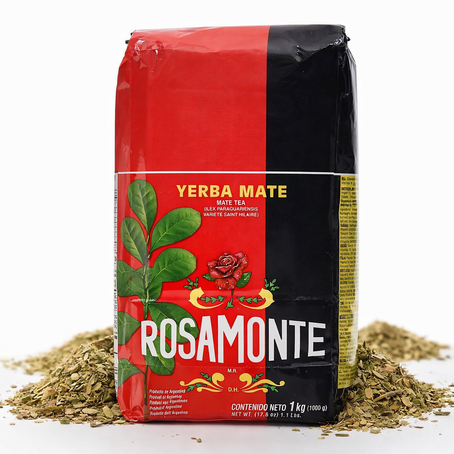 Rosamonte Yerba Mate Tee Beutel mit 1kg Inhalt, umgeben von Mate-Blättern.