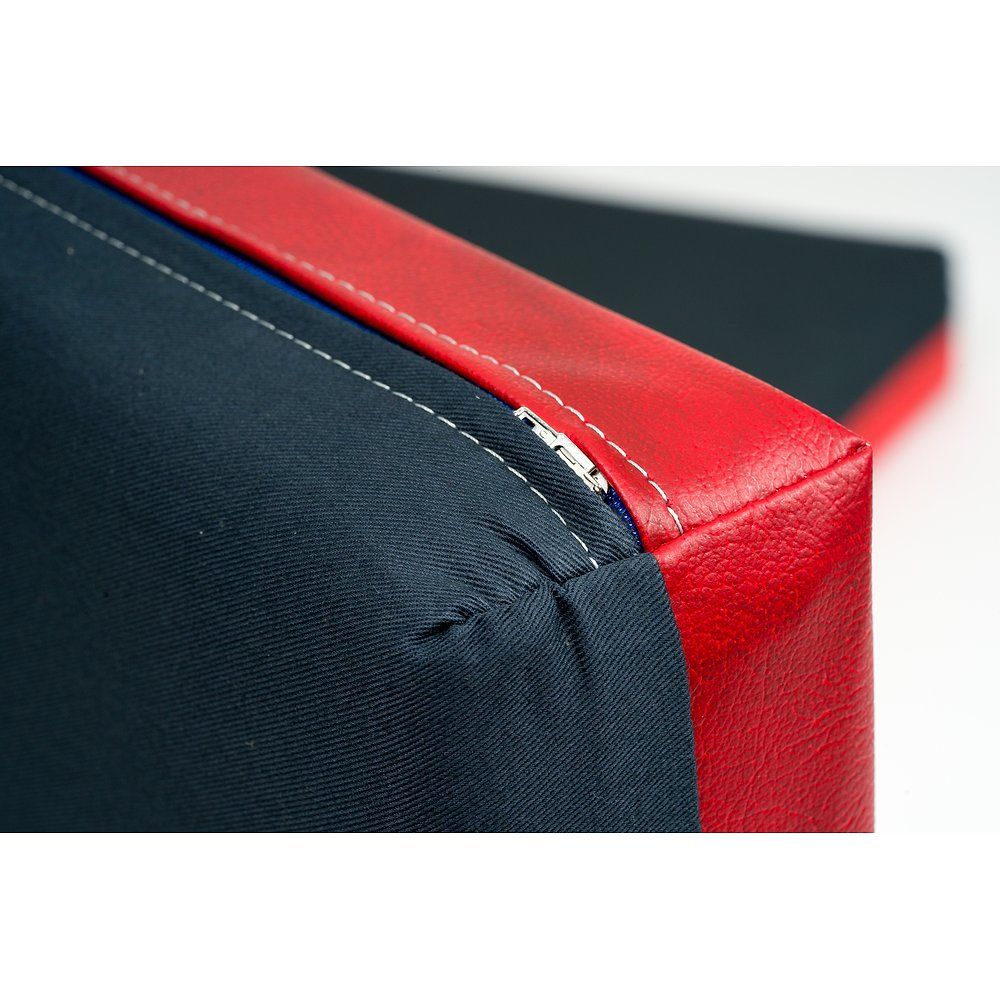 Detailansicht der Naht und des Materials eines roten und schwarzen Liegepolsters.