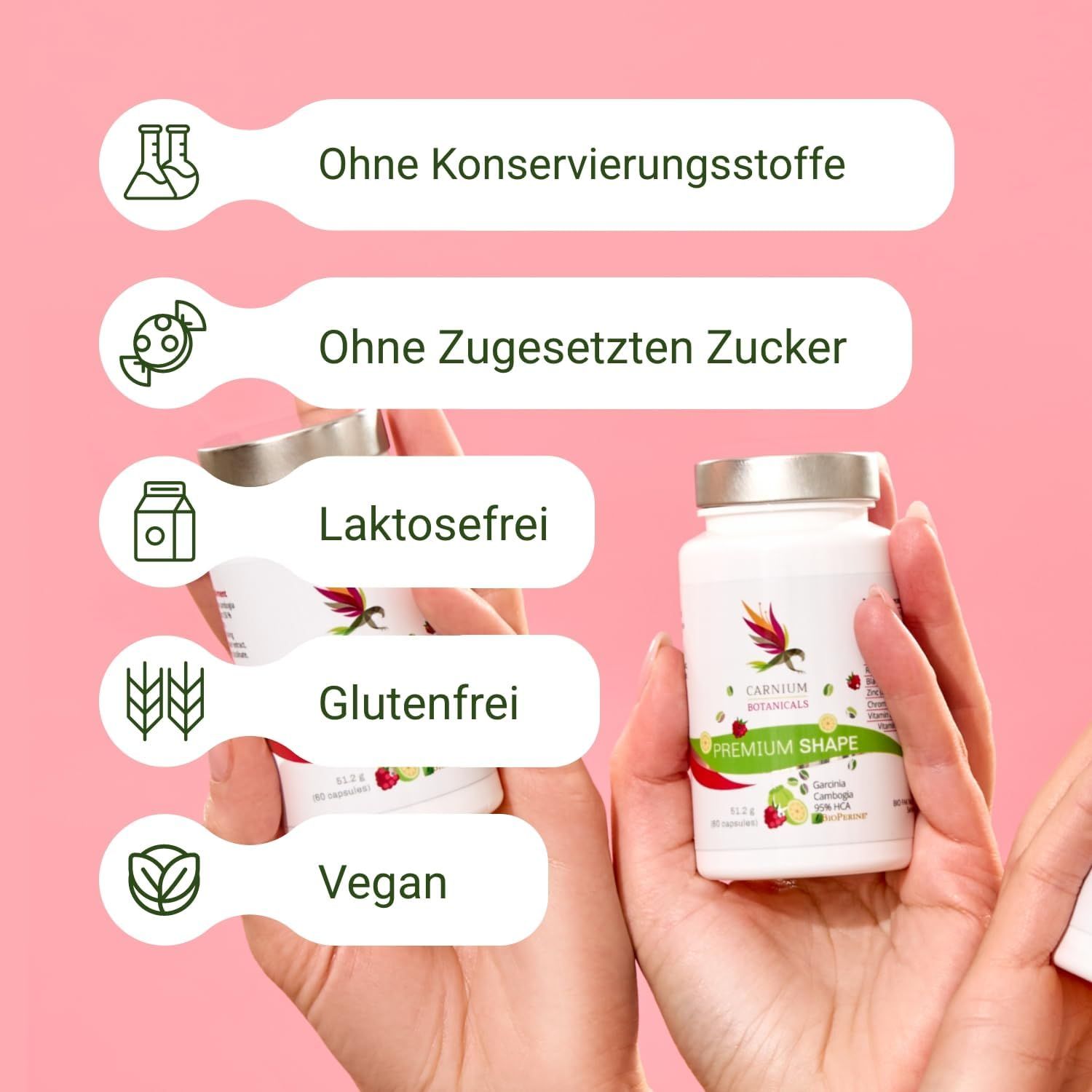 Kleine weiße Flasche mit Etikett. Hände halten Flasche und weitere Etiketten mit Aufschriften: ohne Konservierungsstoffe, Zucker, Laktose, Gluten, vegan.