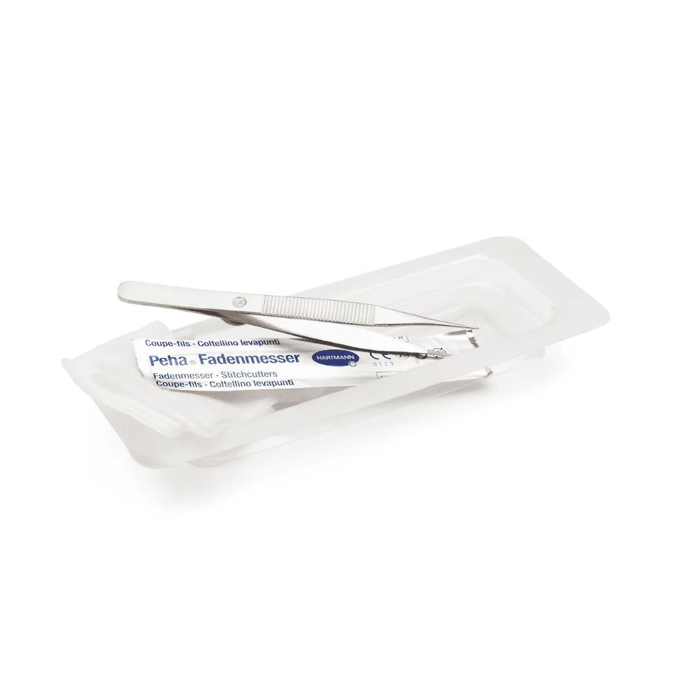 Steriles Fadenzieh-Set mit Pinzette und Skalpellklinge in transparenter Verpackung.