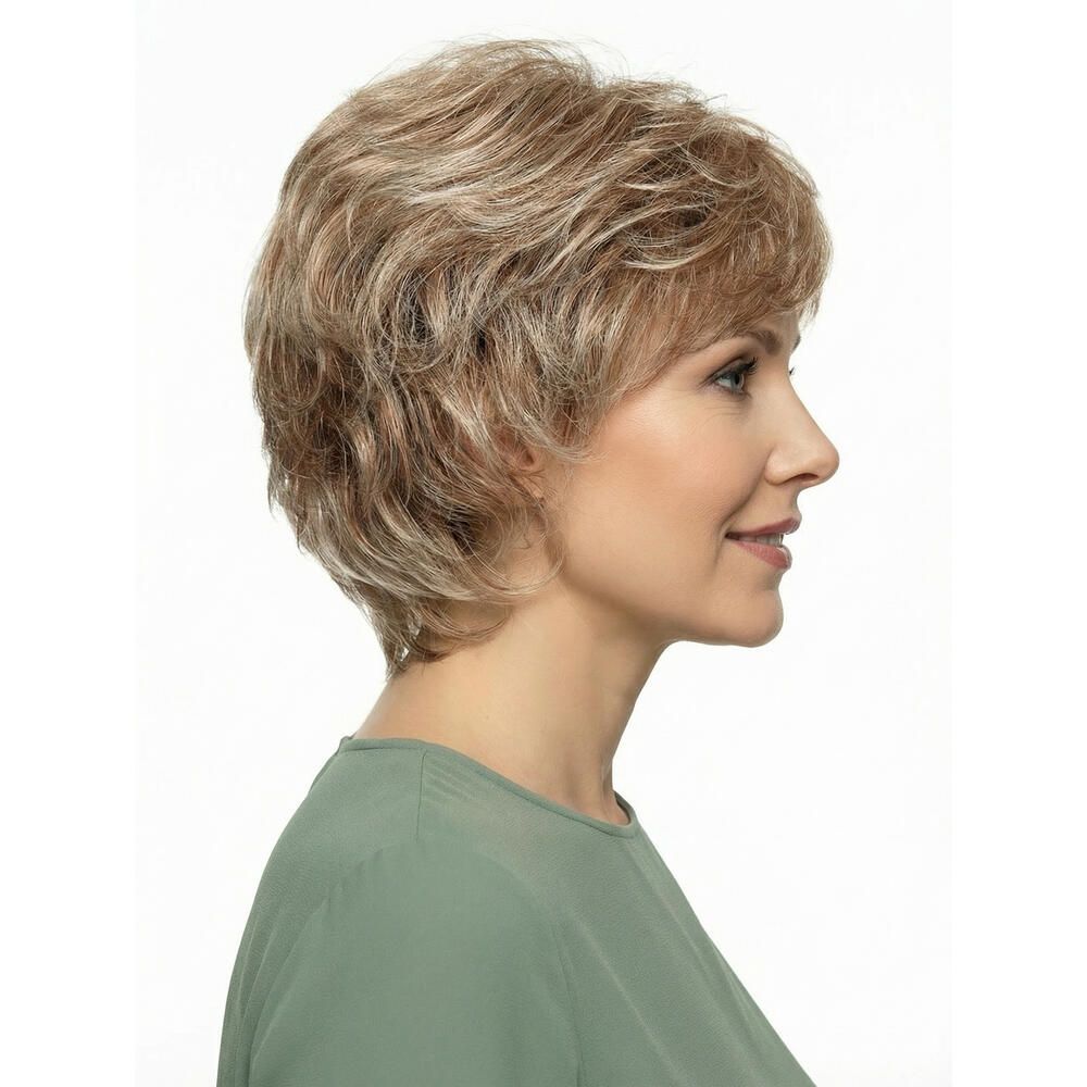 Seitenansicht einer Kurzhaarperücke mit hellbraunen und blonden Strähnen. Die Perücke bedeckt das Gesicht einer Frau.
