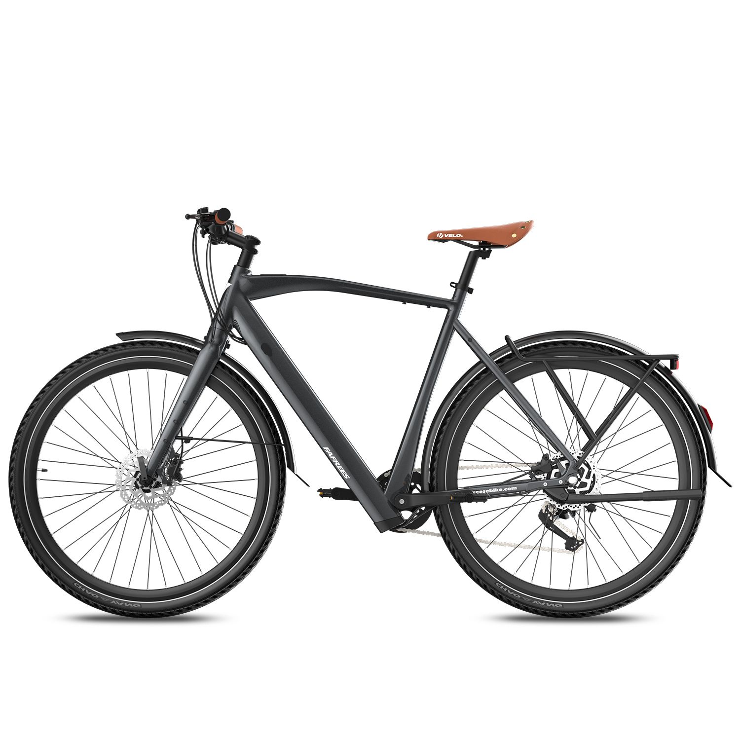 Graues E-Bike mit braunem Sattel. Schwarze Reifen, Schutzbleche und Gepäckträger. Scheibenbremsen.