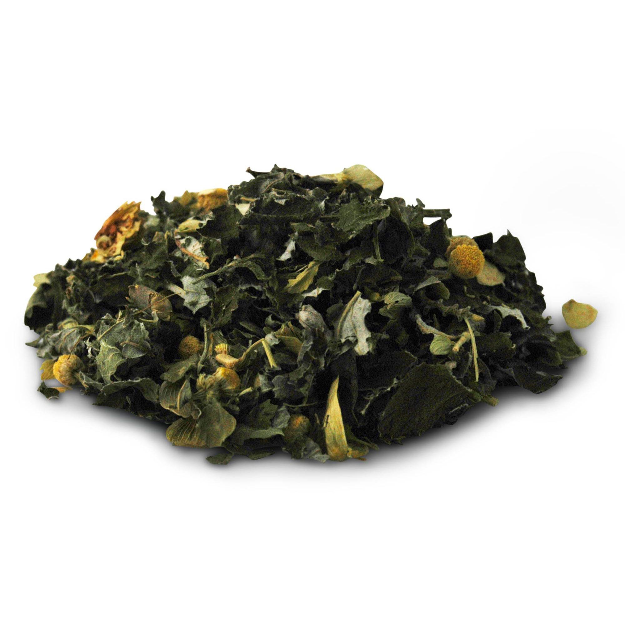 Nahaufnahme von losem Kräutertee. Blätter, Blüten und Knospen. Helle und dunkle Grüntöne, gelbe Blüten. Auf weißem Hintergrund.