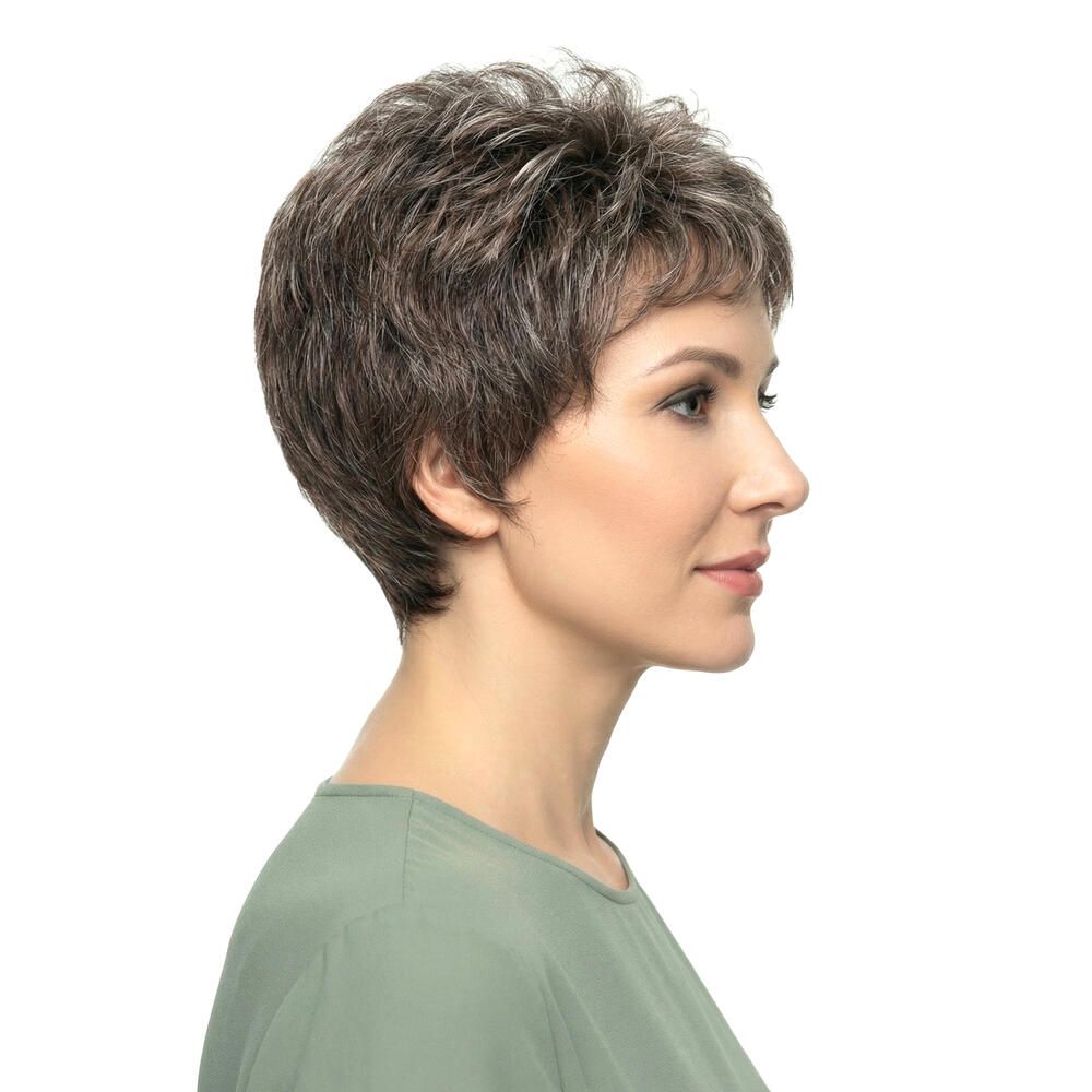 Kurzhaarperücke mit braun-grauen Strähnen. Seitenansicht einer Frau mit grüner Bluse.