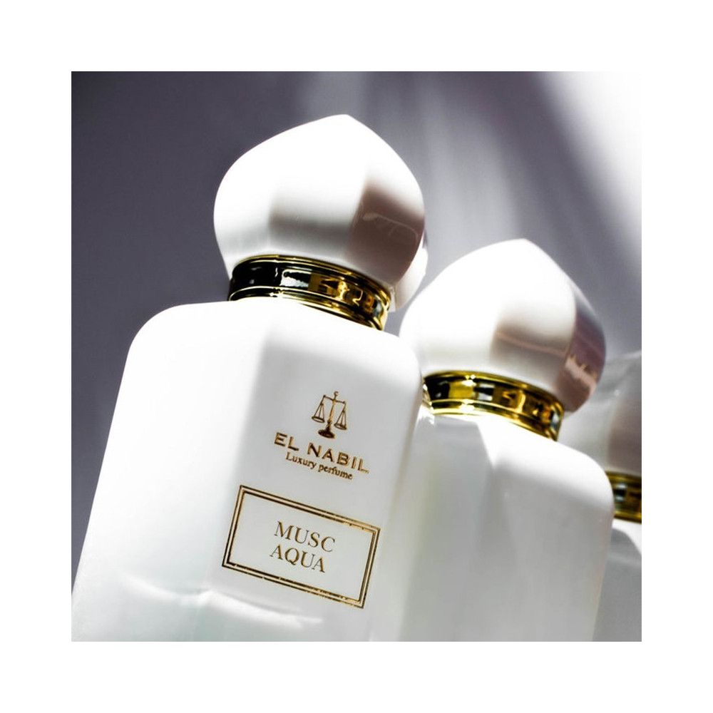 Weiße Flakons mit goldenen Akzenten. Aufschrift: El Nabil, Musc Aqua. Parfümflaschen mit weißem Deckel.